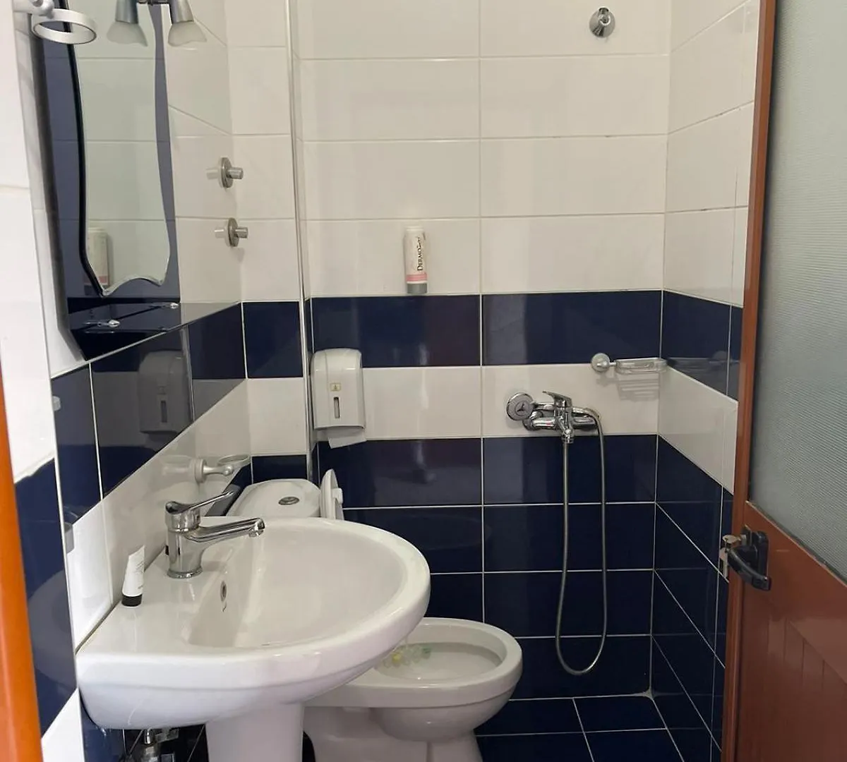 Hotel Bardhi Kuçovë 4*,  Albania