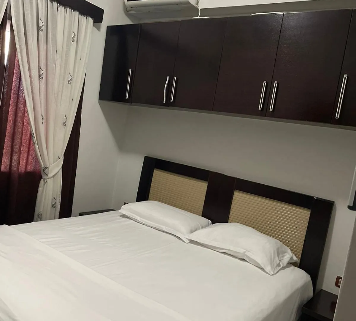 Hotel Bardhi Kuçovë 4*,