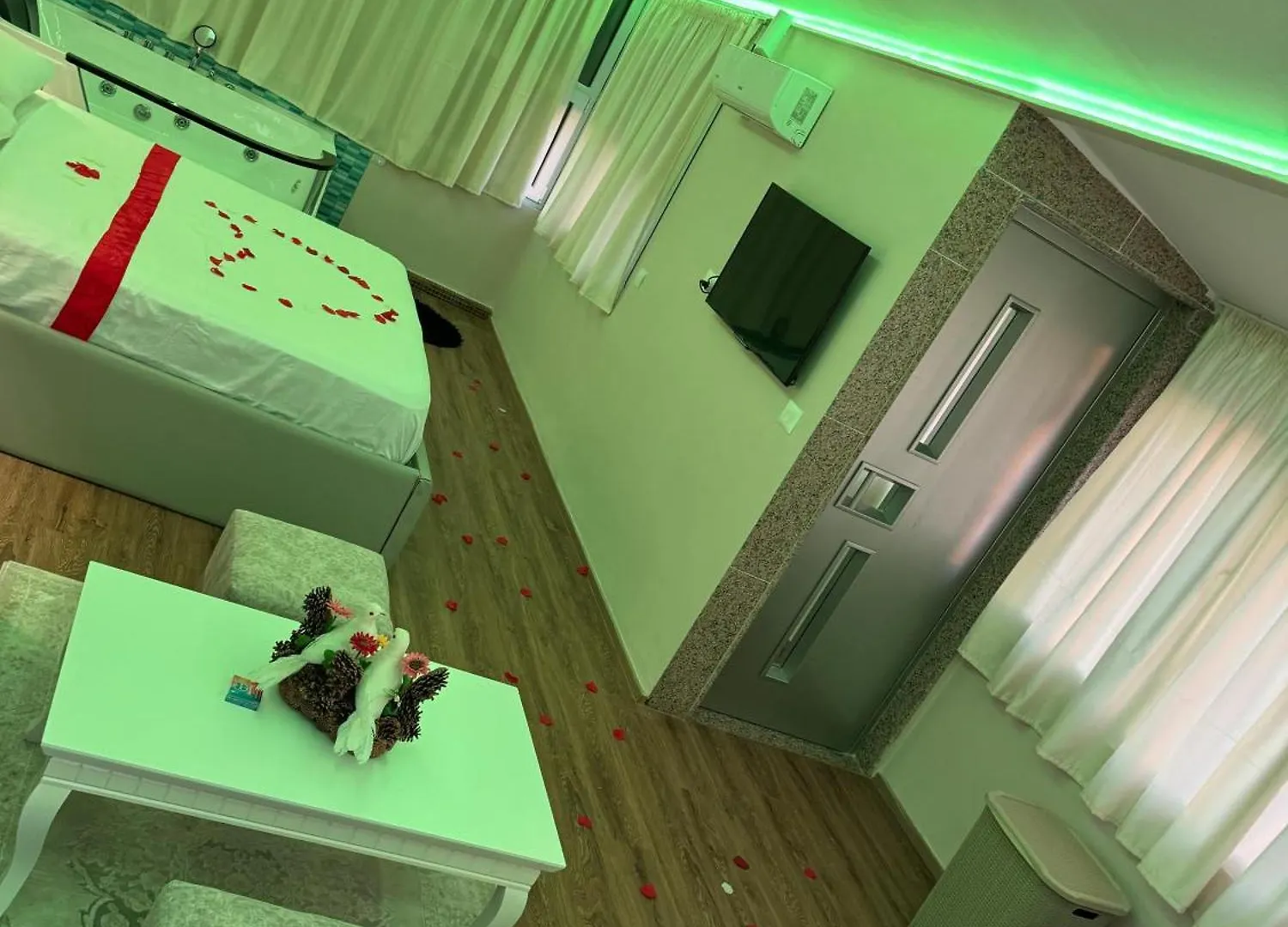 Hotel Bardhi Kuçovë 4*,  Albania